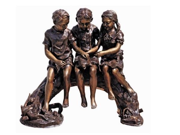TRE BIMBI SUL TRONCO